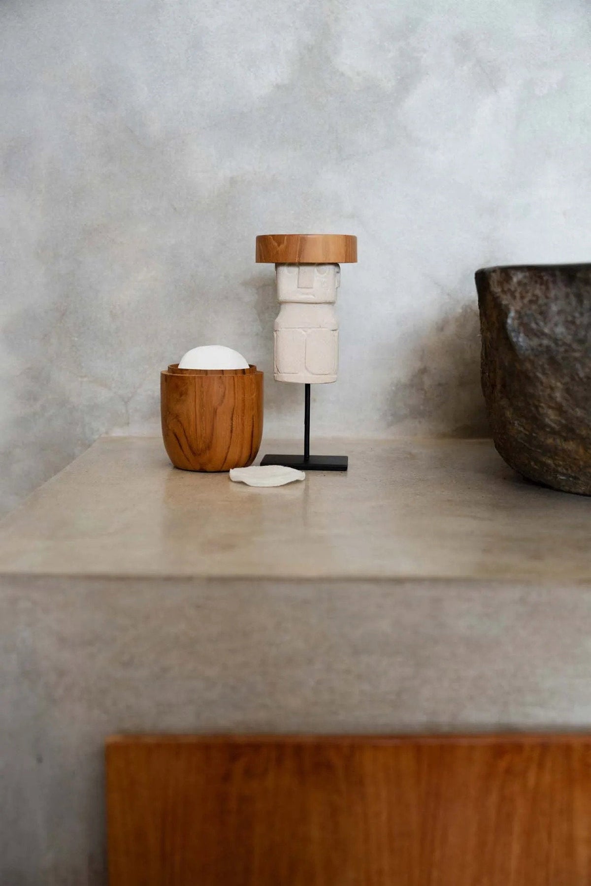 Bazar Bizar Zandstenen Sculptuur Sumba On Stand Naturel 7 x 4 x 17 cm