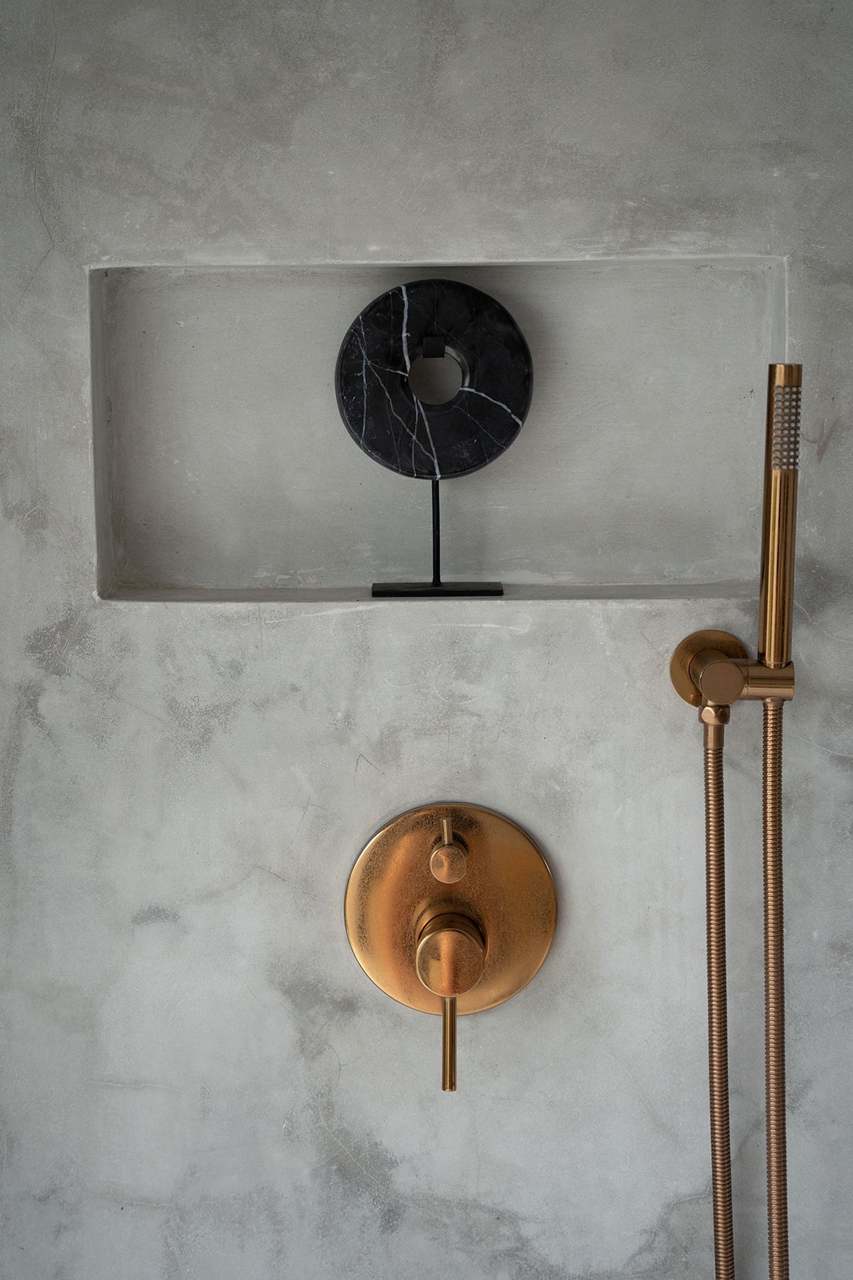Bazar Bizar Marmeren Sculptuur Disc On Stand Zwart 20 x 9 x 35 cm