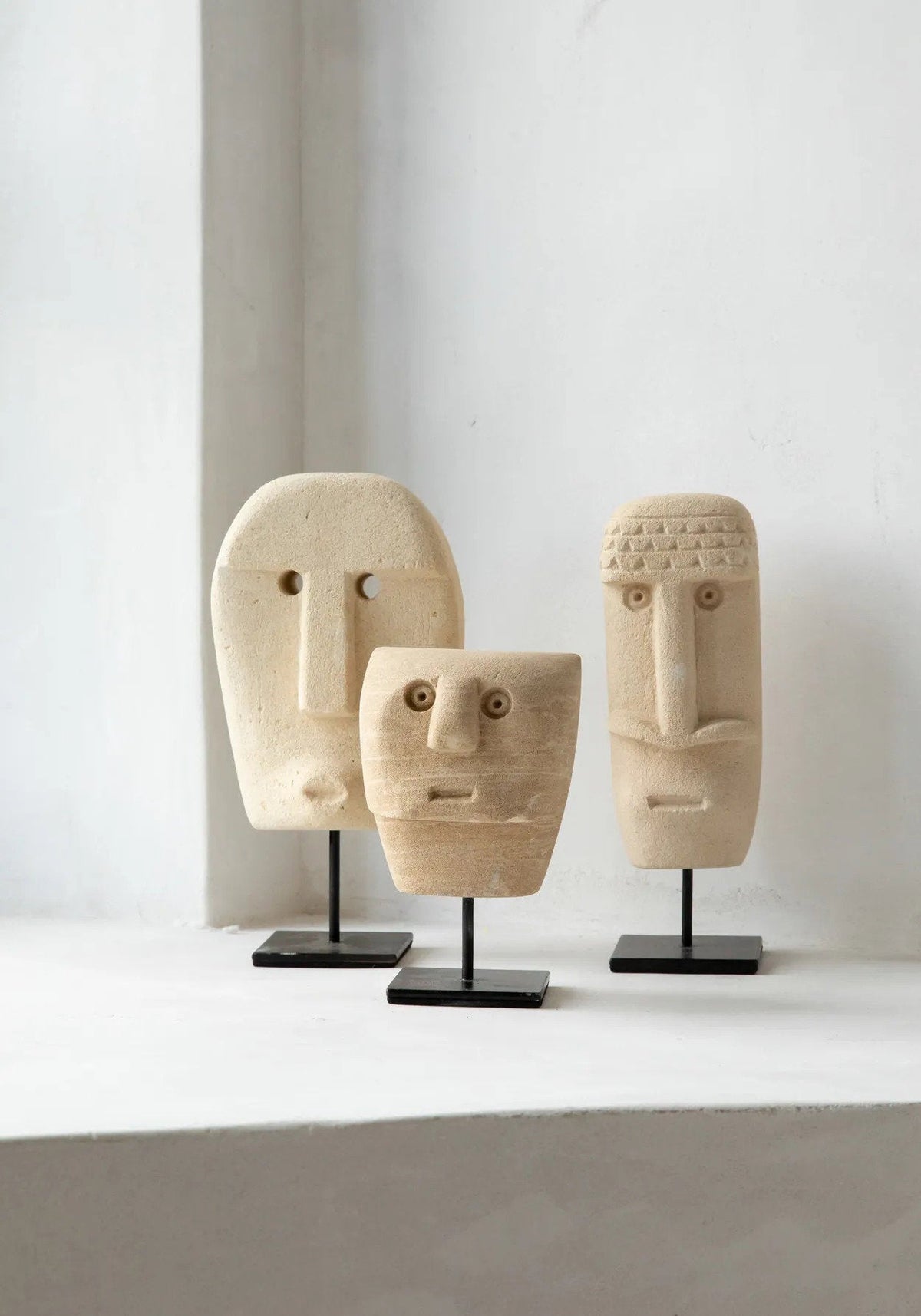 Bazar Bizar Zandstenen Sculptuur Sumba On Stand Naturel 8 x 8 x 13 cm
