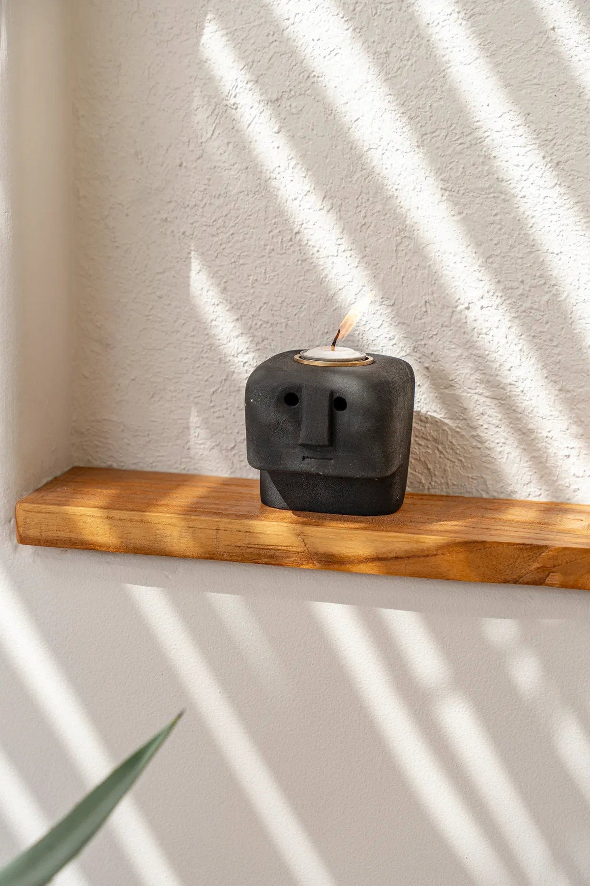 Bazar Bizar Zandstenen Kandelaar Sumba Zwart 8 x 8 x 10 cm