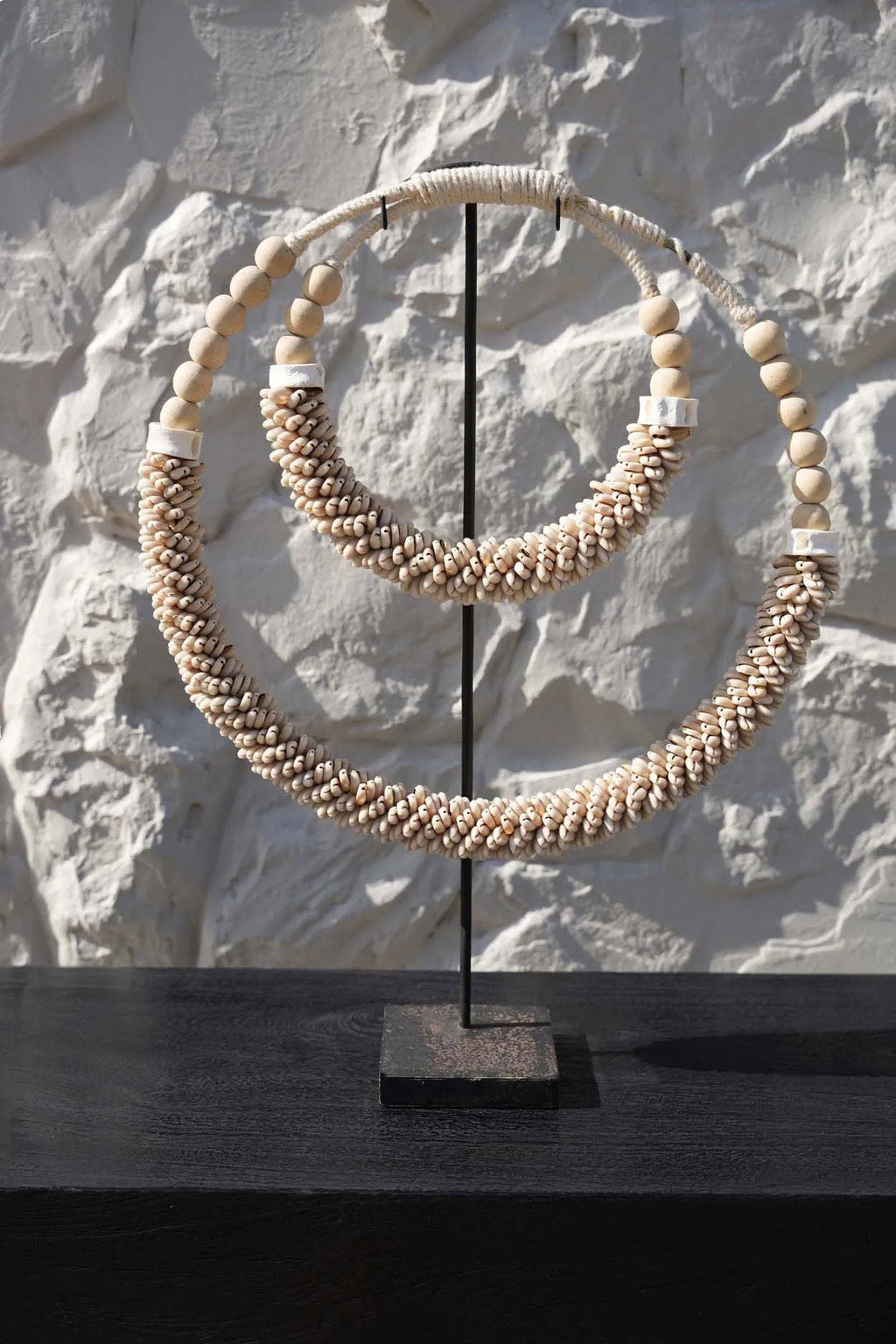 Bazar Bizar Schelp Sculptuur Double Necklace Shell On Stand Naturel 35 x 10 x 55 cm