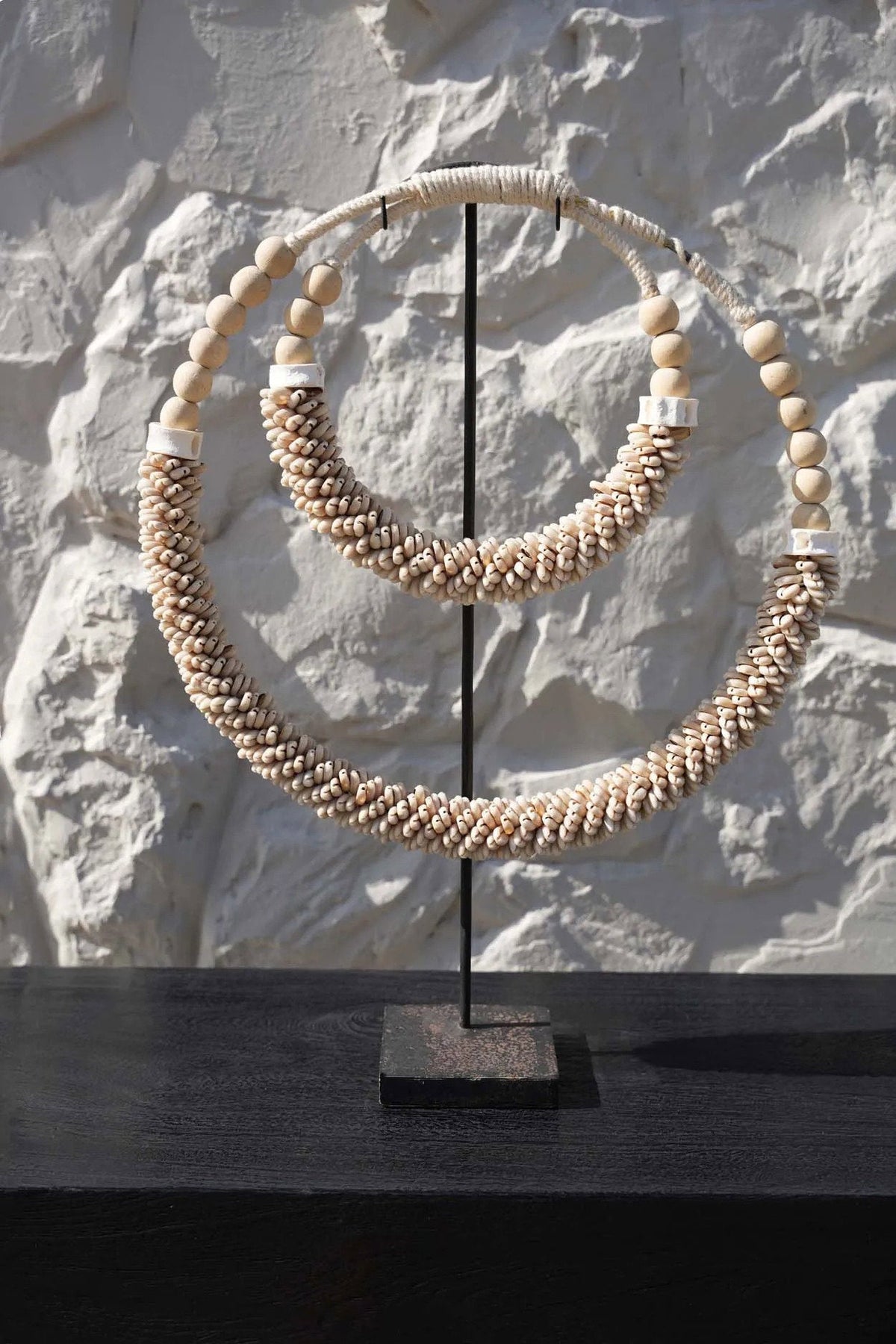 Bazar Bizar Schelp Sculptuur Double Necklace Shell On Stand Naturel 35 x 10 x 55 cm