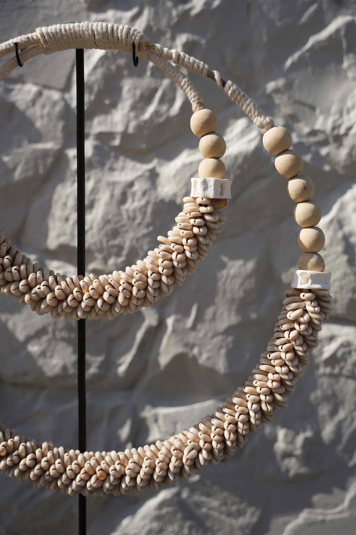 Bazar Bizar Schelp Sculptuur Double Necklace Shell On Stand Naturel 35 x 10 x 55 cm