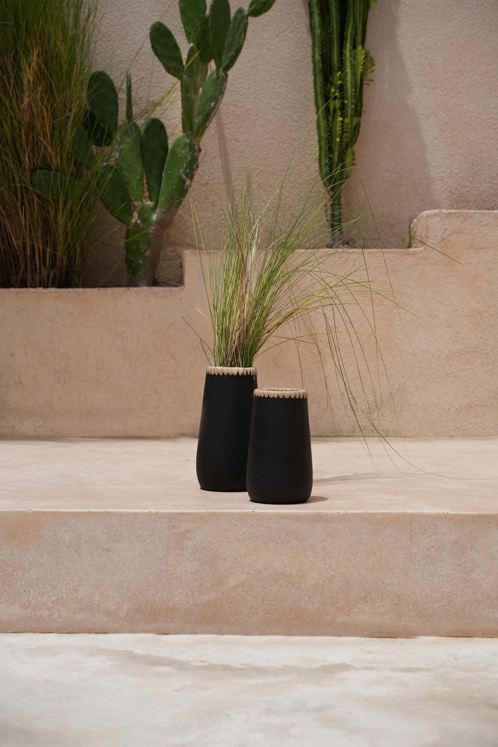 Bazar Bizar Terracotta Vaas Sneaky Zwart/Naturel Ø14 x H31 cm