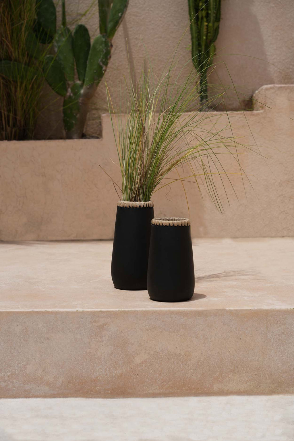 Bazar Bizar Terracotta Vaas Sneaky Zwart/Naturel Ø14 x H22 cm