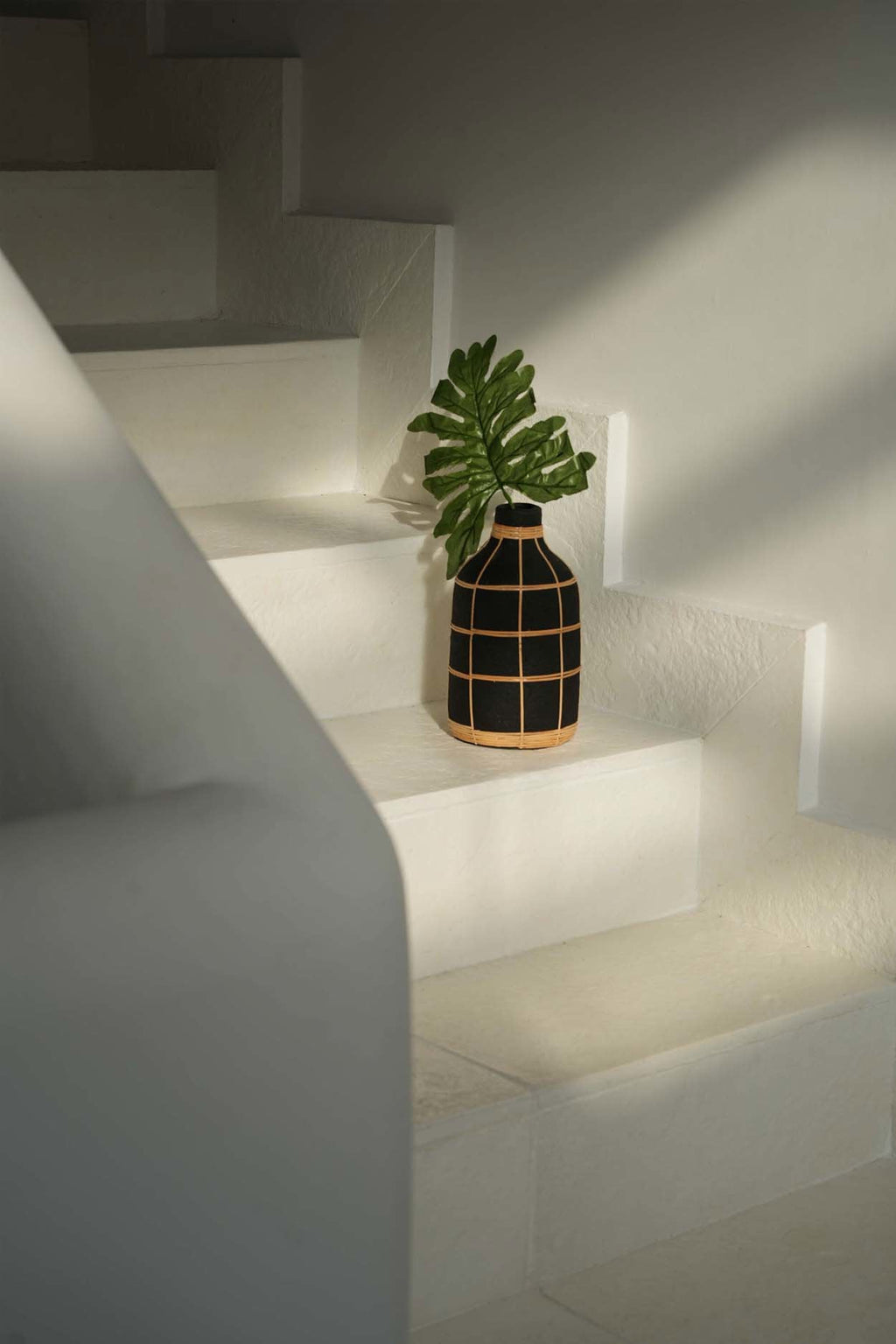 Bazar Bizar Vase En Terre Cuite Whoopy Noir/Naturel Ø13 x H24 cm
